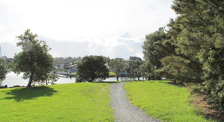 98 Pinecrest Drive - Section of the path leading to the waters edge. Photo credit: M Loubser.