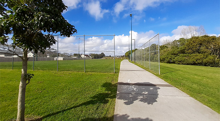 Alan Wood Reserve – Shared path with fenced playing fields in the background. Photo credit: S Hulse.