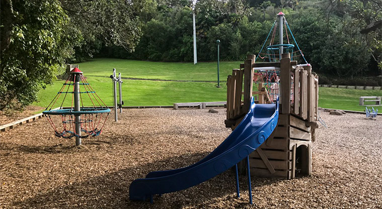 Āmio / Blockhouse Bay Beach Reserve - Playground with climbing structure, slide and swings