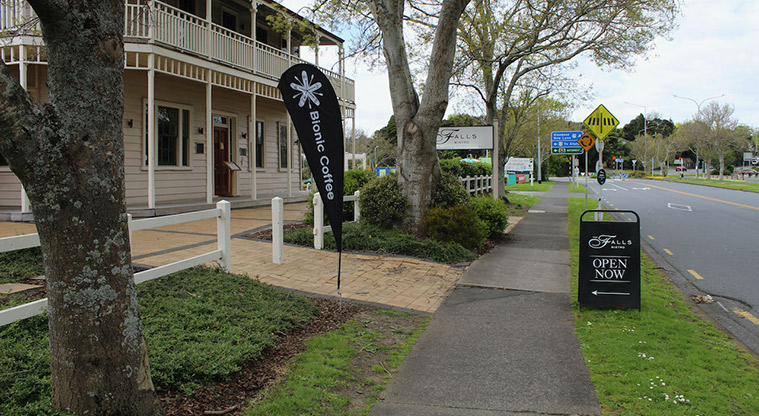Falls Park - Road and footpath in front of the Falls Hotel on Alderman Drive.