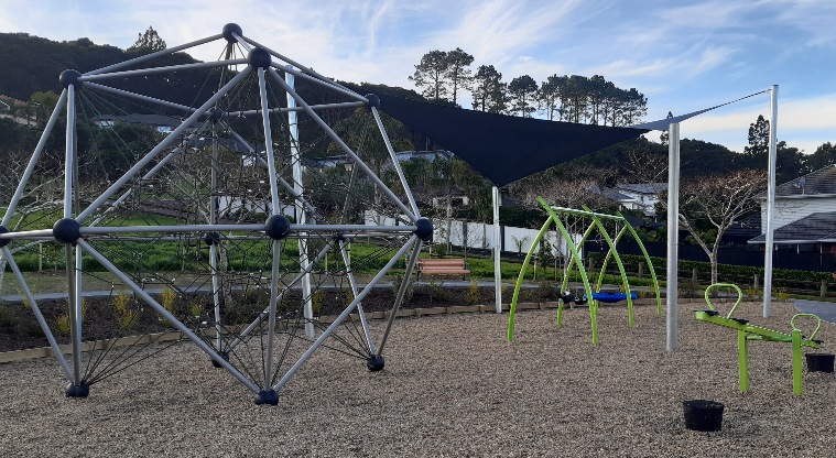 Ferry Road / Hawaiian Parade junction - Climbing net and seesaw.