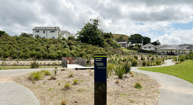 Freeland Reserve - A sign and plants at the intersection of two paths. Photo credit: S Hulse.