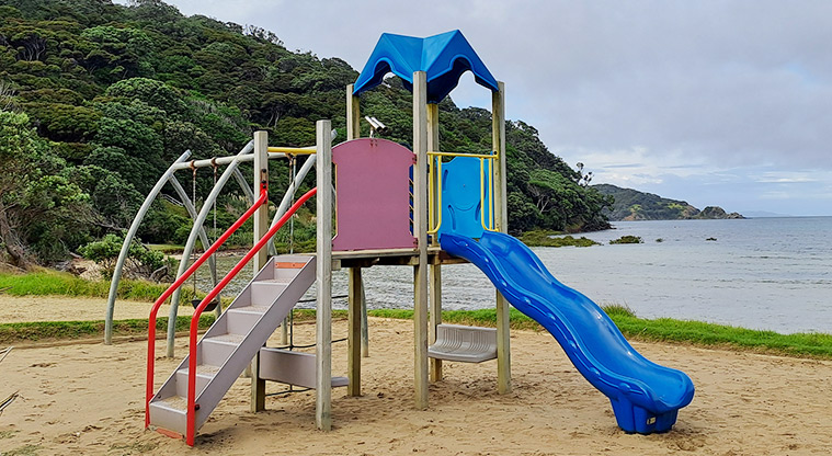 Gooseberry Flat - Play module with steps, covered platform and a slide.