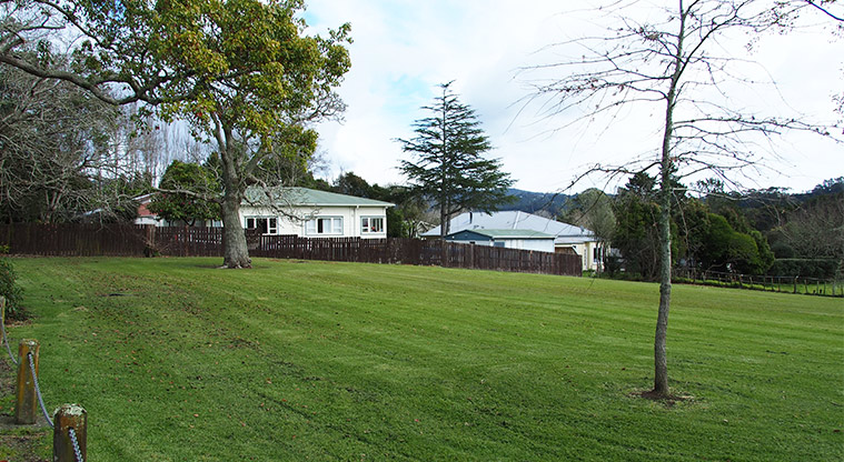 Henderson Valley Park – Open grassy area with trees. Photo credit: Tracey Hodder.