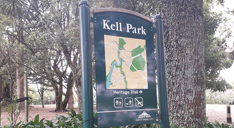 Kell Park - Park sign with an arrow pointing to the heritage trail.