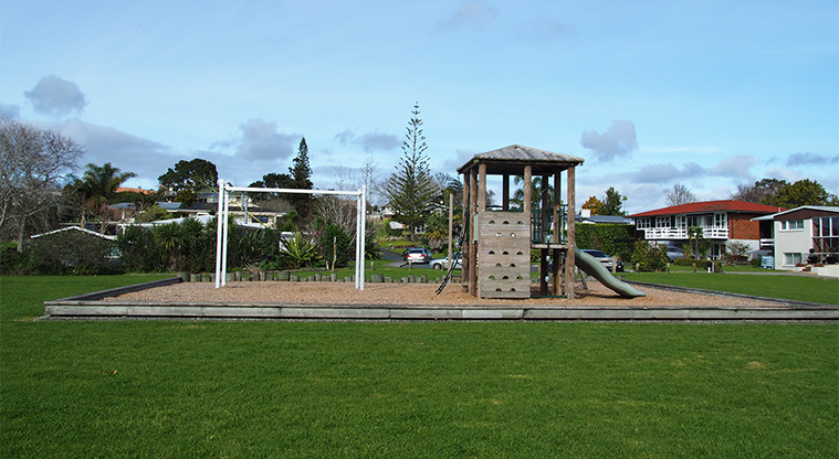 Kelvin Strand - Playground with climbing equipment, slide and swings. Photo credit: Tracey Hodder.