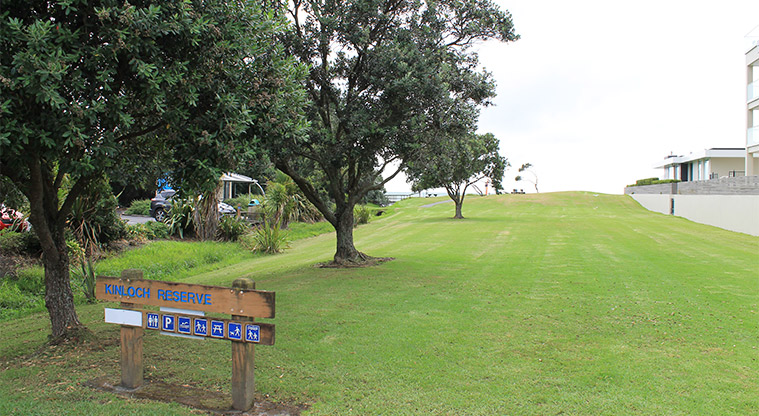 Kinlock Reserve - Sign at the entrance to the reserve and the open space leading to the beach. Photo credit: M Loubser.