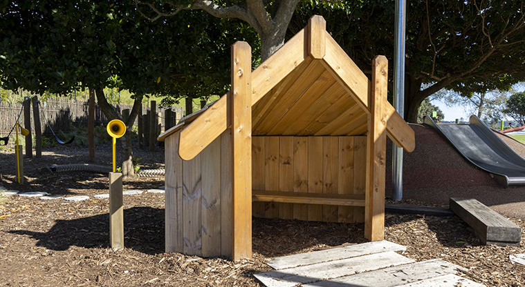 Te Pane o Mataoho / Te Ara Pueru / Māngere Mountain - Small whare in the māra hupara (play area).