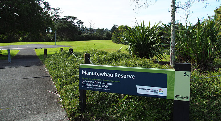 Mānutewhau / Manutewhau Reserve - Sign at the Jadwynn Drive entrance and a path leading to the basketball half-court. Photo credit: Tracey Hodder.