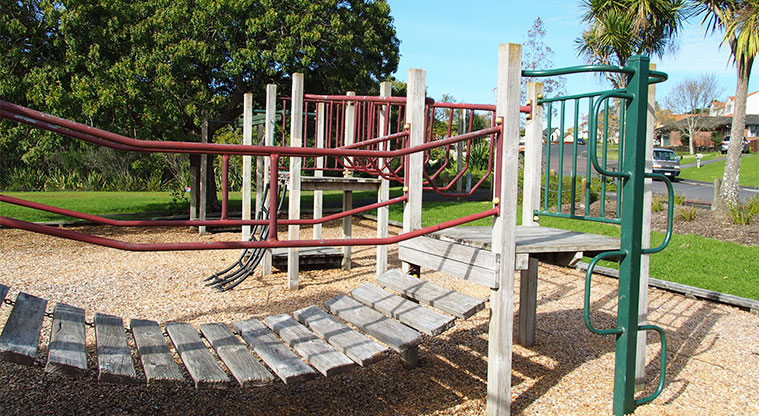 Mānutewhau / Manutewhau Reserve - Wobble bridge on the playground. Photo credit: Tracey Hodder.