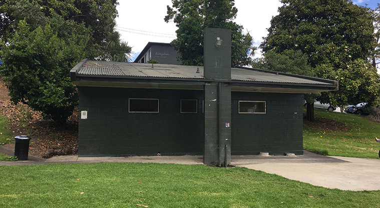 Nixon Park - Toilet block on the western side of the sports fields. Photo credit: S Hulse.