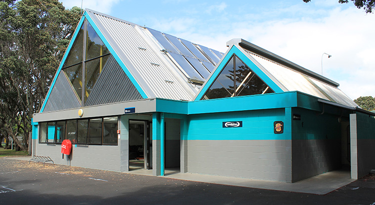 Ōrewa Beach Holiday Park – One of the blocks with toilet, laundry and kitchen facilities.