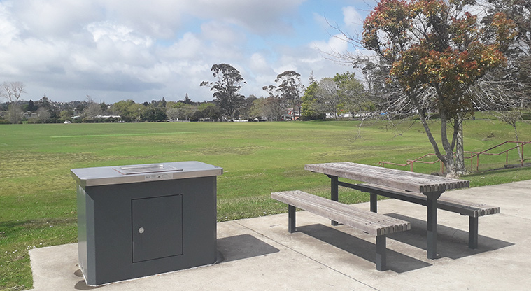 Parrs Park - Barbecue and picnic table.