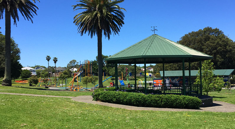 Potters Park – The band rotunda near the Balmoral and Dominion roads entrance, with the playground in the background.