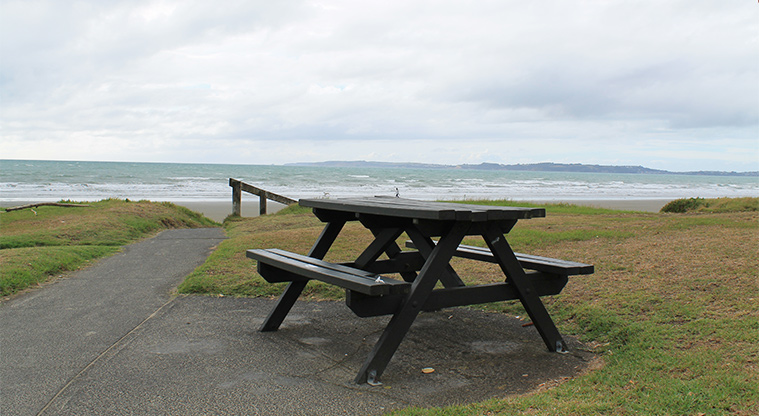 Remembrance Reserve - Picnic table at the edge of the path down to the beach. Photo credit: M Loubser.