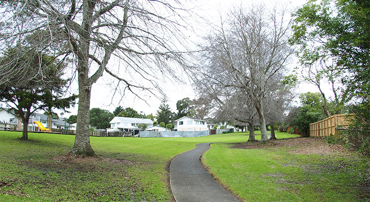 Rengarenga / St Margarets Park - Path through the park with trees and open grassed area on either side. Photo credit: Tracey Hodder.