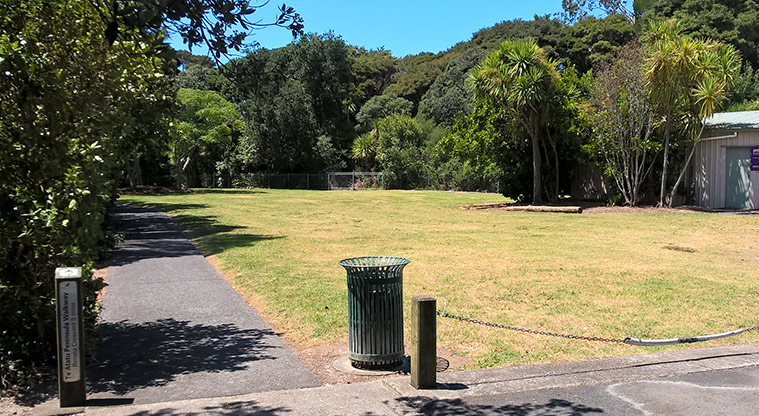 Taipari Strand – Bollard indicating the entrance to the Te Atatū Peninsula Walkway. Photo credit: Tracey Hodder.