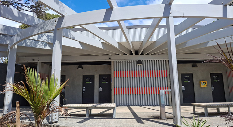 Takapuna Beach Reserve - Accessible toilets and bathroom.