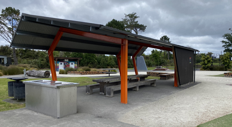 Te Rangi Hiroa – Shelter, BBQs, rubbish bin and drinking fountain (in background on the left).