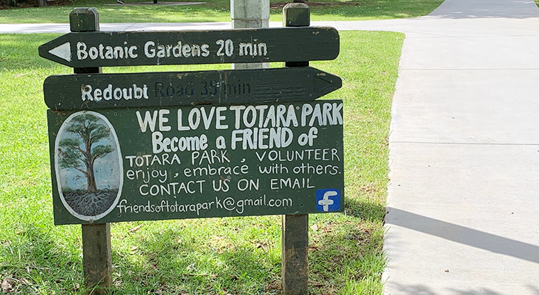 Tōtara Park - Sign pointing to the Botanic Gardens, and giving details on how to become a friend of Tōtara Park.