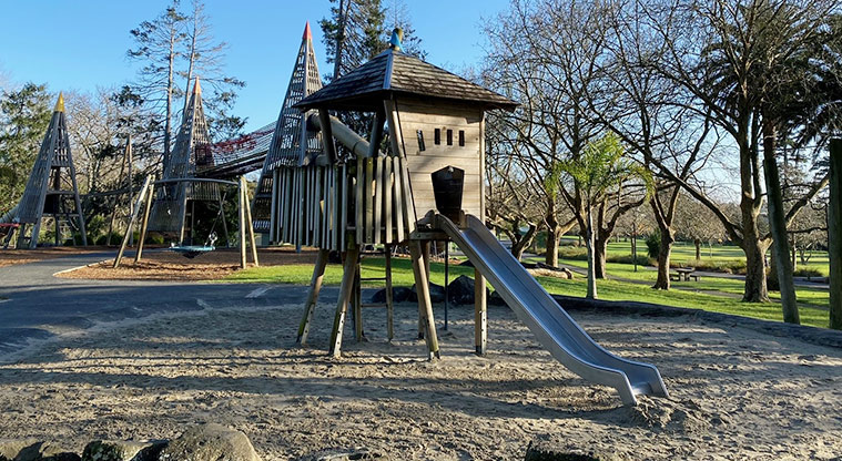 Tūī Glen Reserve - Small tower with a slide running into the sand play area.