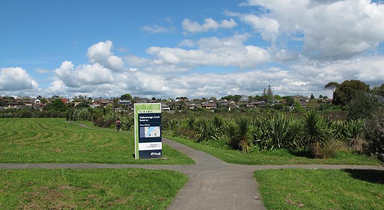 Wakaaranga Creek Reserve - Sign board at the intersection of four paths.