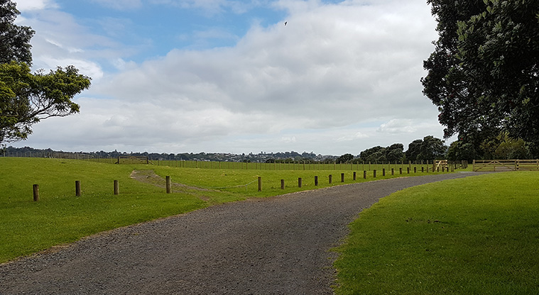 Ambury to Waikaraka Path - Ambury Farm Regional Park entrance to Kiwi Esplanade.