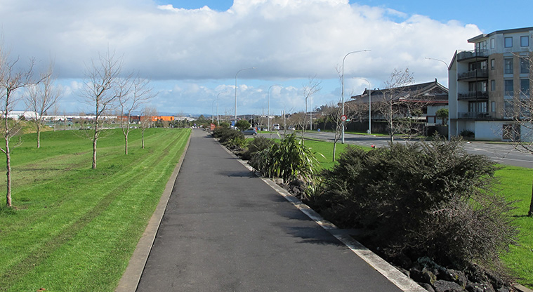 Barry Curtis Path - The start of the path from John Walker Promenade.