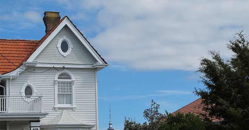 Devonport to Stanley Bay Path - Views through historic homes to Waitemata Harbour and Sky Tower
