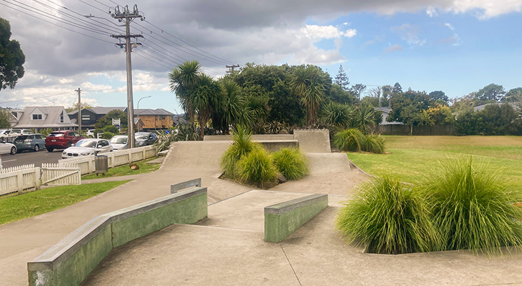 Greenhithe East Path – Small skatepark at nearby Collins Park