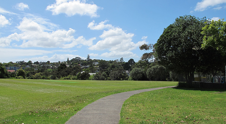 Greenhithe West Path - Path start in Collins Park.