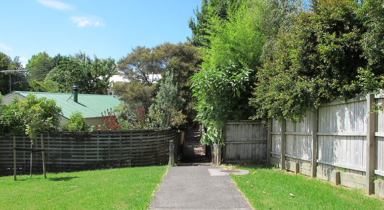 Greenhithe West Path - Follow the access out of Collins Park to Shiloh Way.