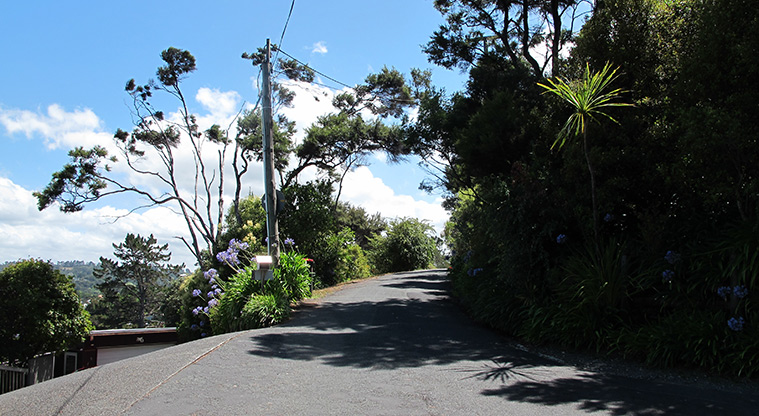Greenhithe West Path - On Austin Road you will need to walk on the road, take care.