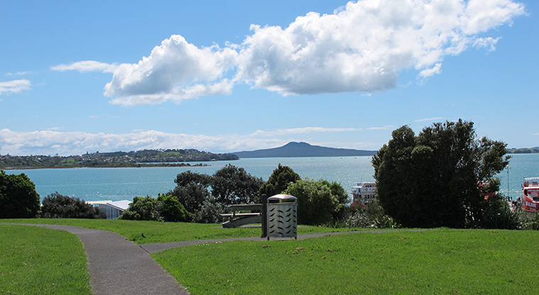 Half Moon Bay to Wakaaranga Creek Path – Views over Tamaki River from Compass Point Esplanade Reserve.
