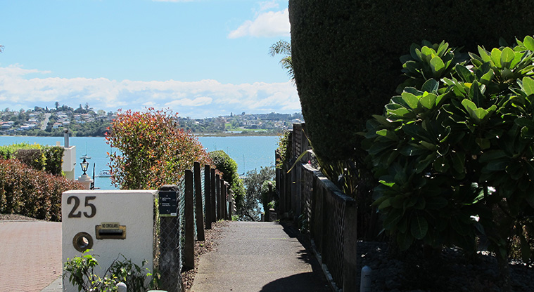 Half Moon Bay to Wakaaranga Creek Path – Access from Clyside Avenue.
