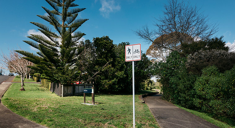 Henderson Creek Path - The entrance to Sherwood Park.