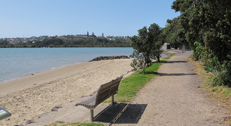 Hobson Bay East Path - Start of the path at Victoria Avenue.