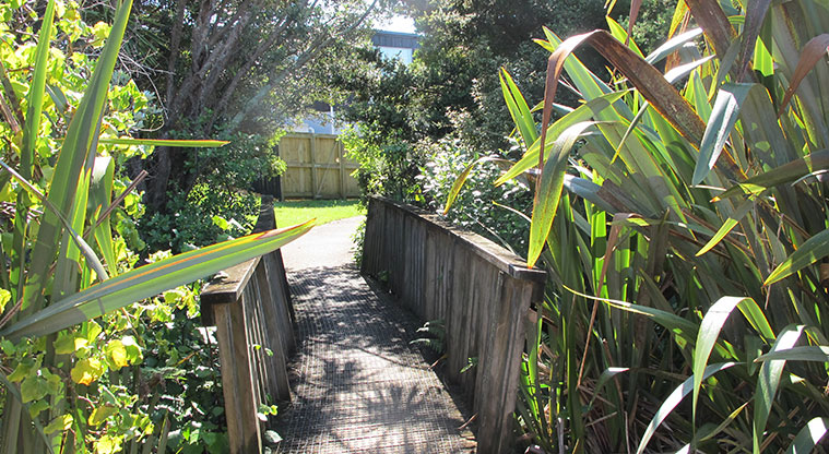 Leigh Coastal Path - Start of walkway from Lax Crescent.