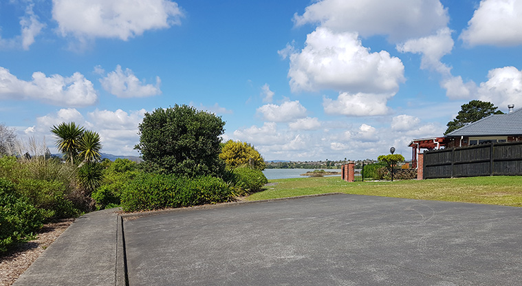 Longford Park Path - Path start and parking area