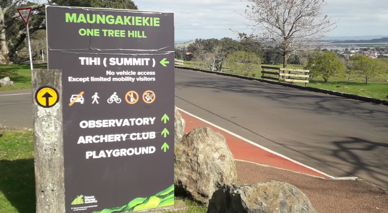 Maungakiekie / One Tree Hill Path - Sign pointing you in the direction of the tihi (summit).