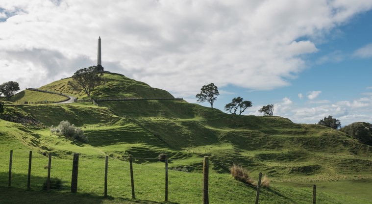 Maungakiekie / One Tree Hill Path - View walking up to the tihi.