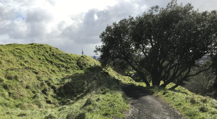 Maungawhau / Mt Eden Path - Gravel path along the crater rim.