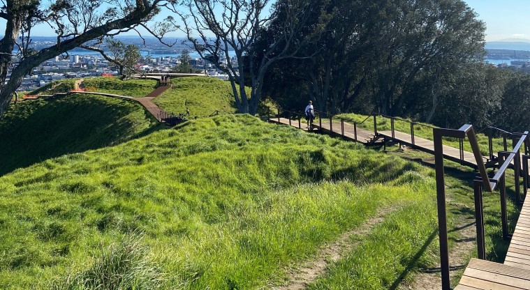 Maungawhau / Mt Eden Path - The boardwalk that runs around the crater and tihi.