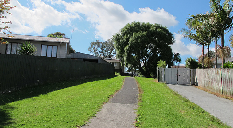 Moire Park Path - Turn into short path sections connecting between roads.