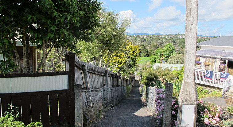 Moire Park Path - At the end of Worthington Place go through a short access way back to West Harbour Drive.