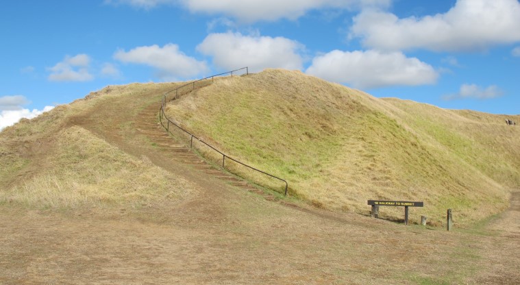 Maungarei / Mt Wellington Path – The signpost directing you up some stairs to the tihi (summit).