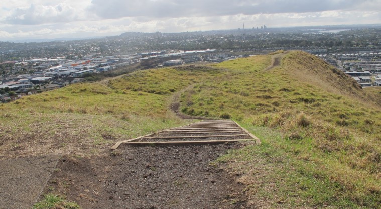 Maungarei / Mt Wellington Path – A series of steps and loose gravel path.