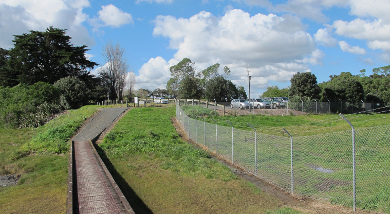 Māngere Lagoon Path - A small section of boardwalk leading back to the Creamery Road carpark.