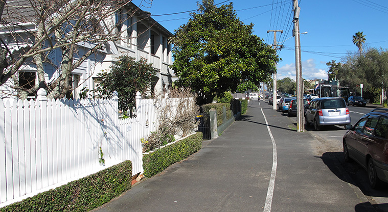 Narrow Neck to Devonport Path - A section of path along Vauxhall Road.
