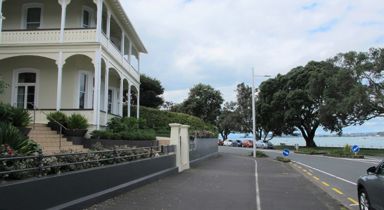 Narrow Neck to Devonport Path - A section of path on King Edward Parade entering Devonport centre.
